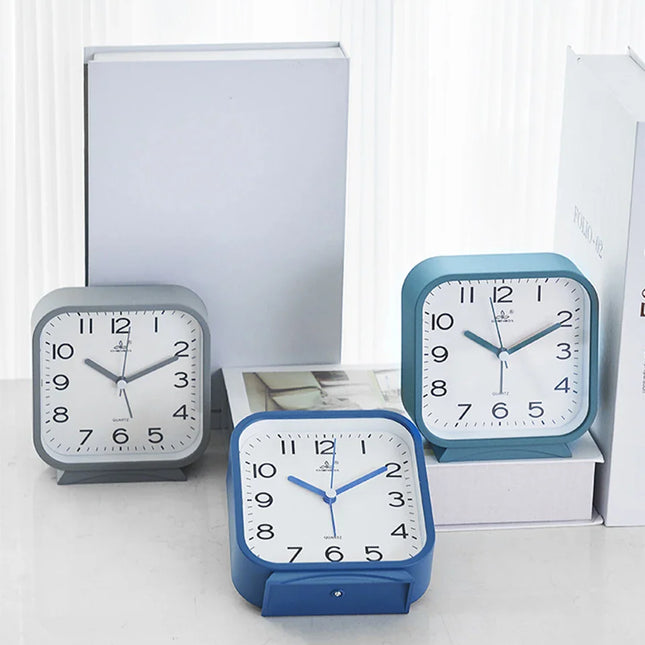 Čtvercový analogový budík na stůl