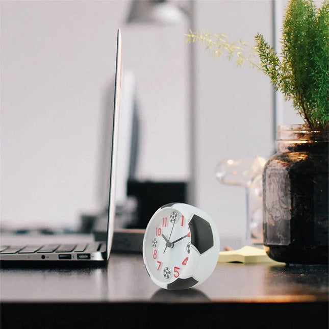 Dětský analogový budík s fotbalovým ciferníkem