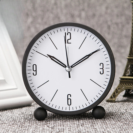 Kulatý minimalistický analogový budík na stůl