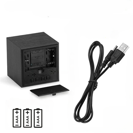 Černý dřevěný LED budík kostka