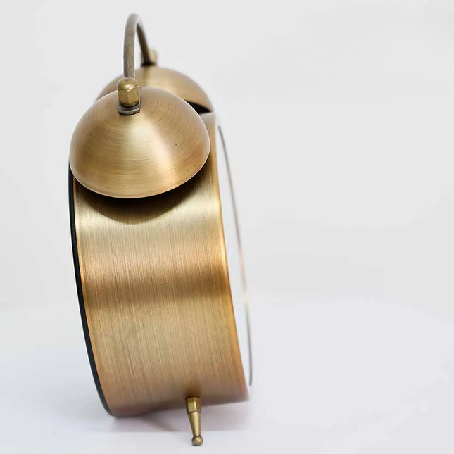 Retro budík na baterie se zvonky