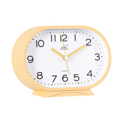 Oválný analogový budík s jednoduchým designem