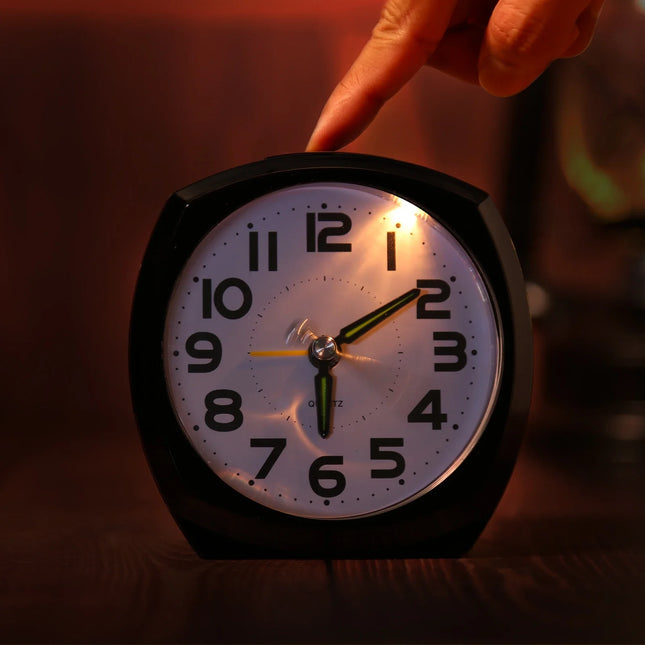 Jednoduchý moderní analogový budík