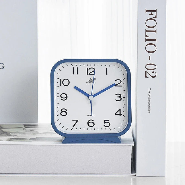 Čtvercový analogový budík na stůl