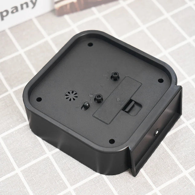 Čtvercový analogový budík na stůl