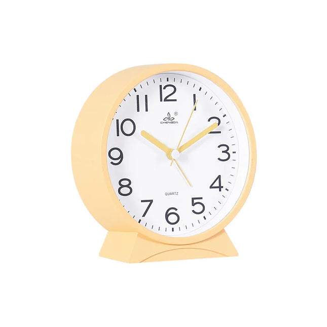 Kulatý analogový budík na noční stolek