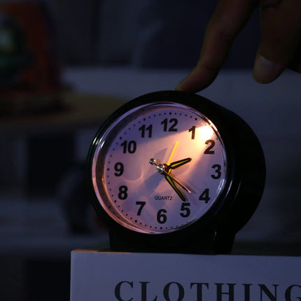 Malý analogový budík na baterie