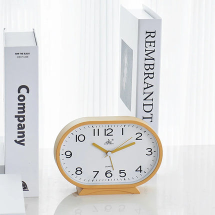 Oválný analogový budík s jednoduchým designem
