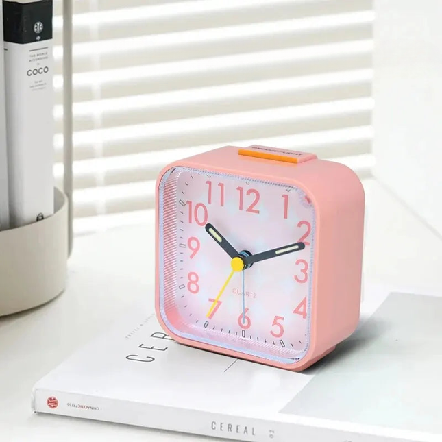Růžový analogový budík pro dívky