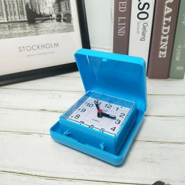 Malý retro skládací cestovní budík