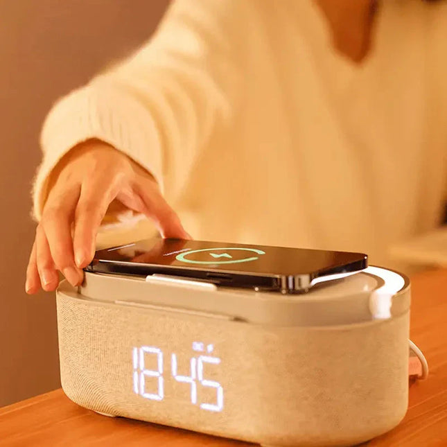 Radiobudík s lampou a bezdrátovou nabíječkou