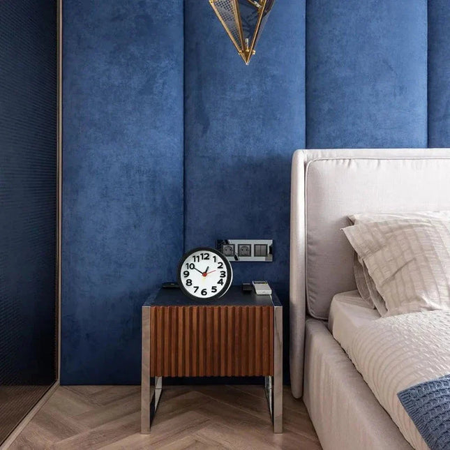 Malý kulatý analogový budík na cesty