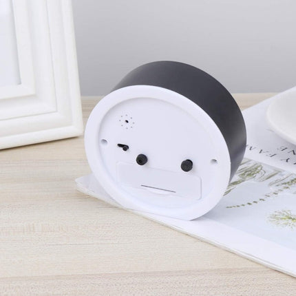 Malý kulatý analogový budík na cesty