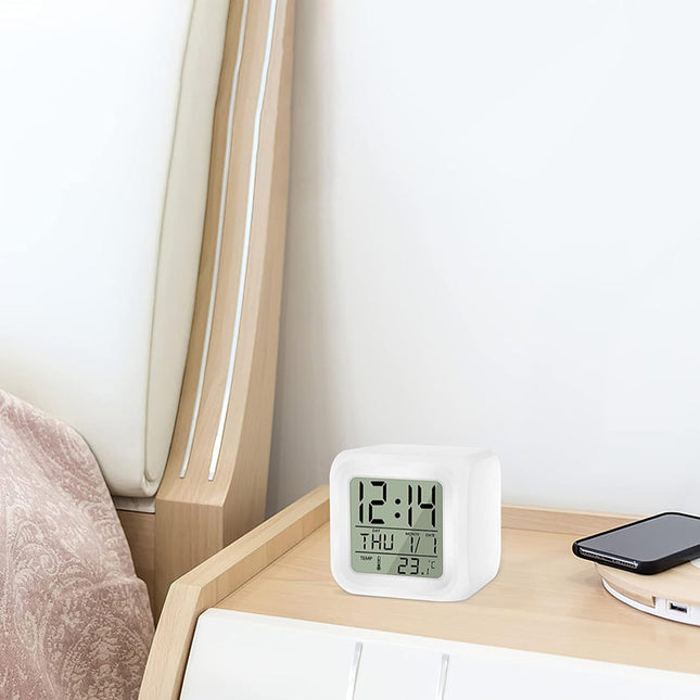 Digitální budík kostka měnící barvy