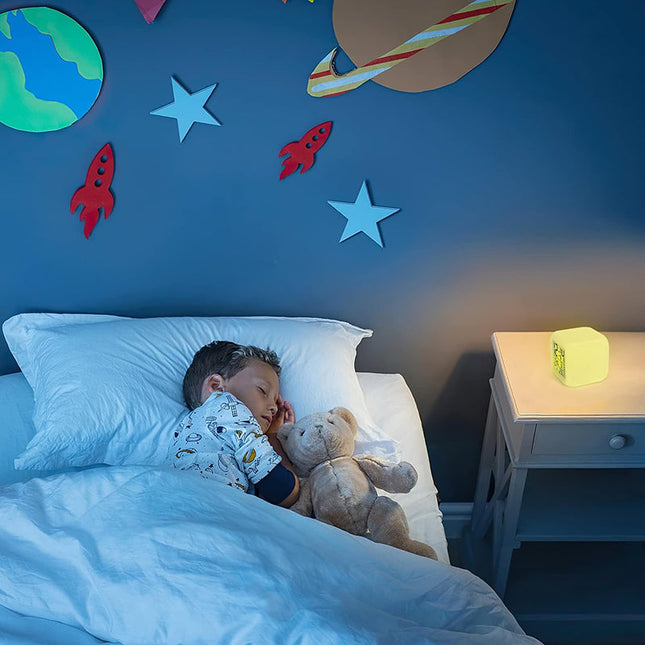 Digitální budík kostka měnící barvy