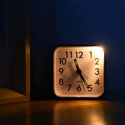 Quartzový analogový budík s nočním světlem