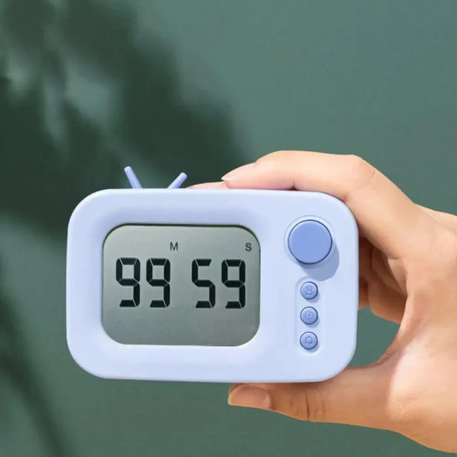 Designový digitální budík ve tvaru televize