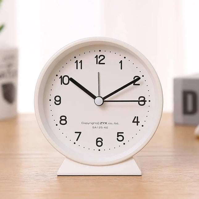 Tichý analogový budík na noční stolek