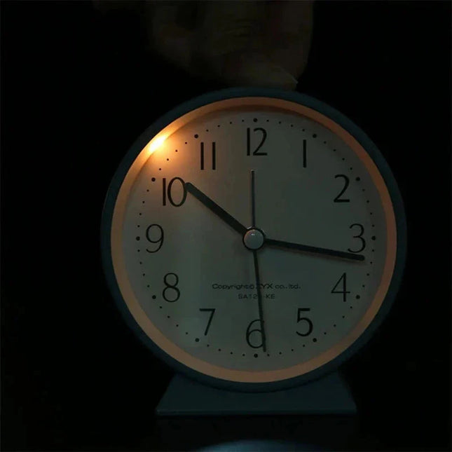 Tichý analogový budík na noční stolek