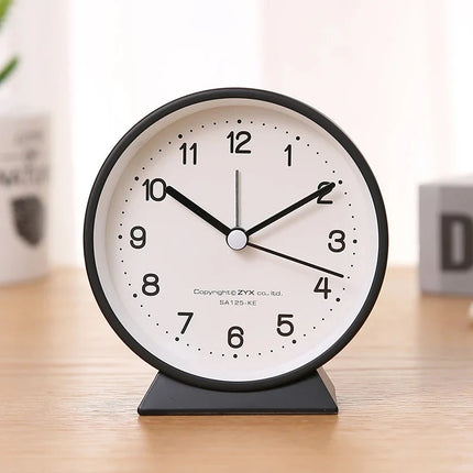 Tichý analogový budík na noční stolek