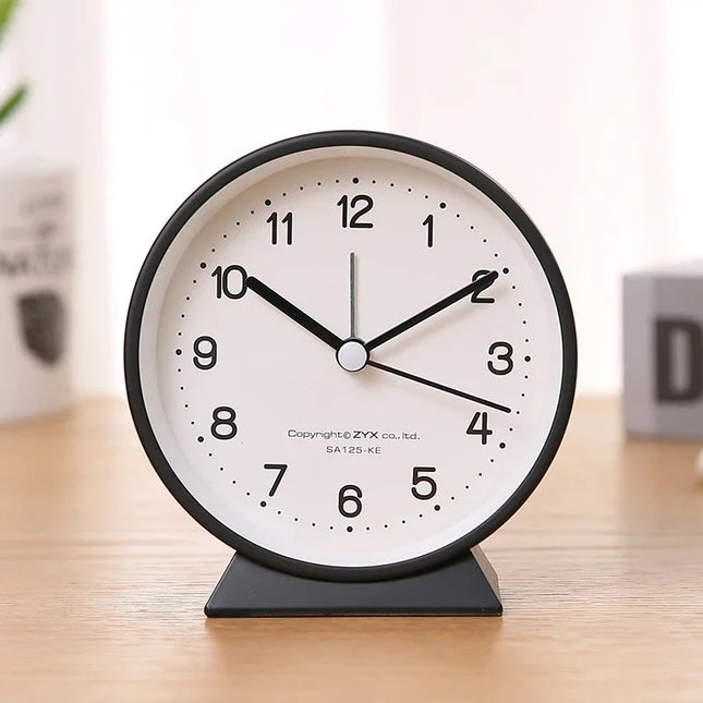 Tichý analogový budík na noční stolek