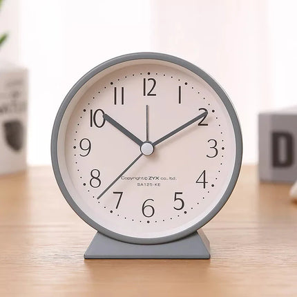 Tichý analogový budík na noční stolek