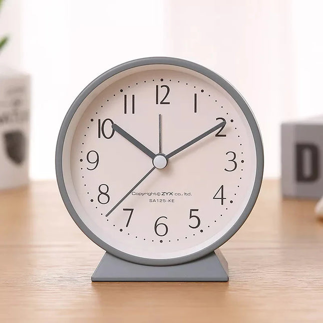 Tichý analogový budík na noční stolek