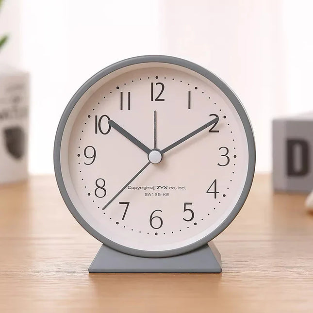 Tichý analogový budík na noční stolek