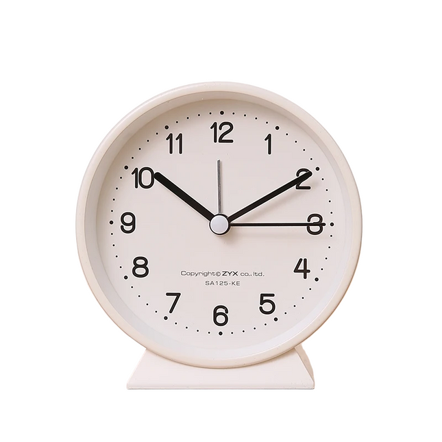 Tichý analogový budík na noční stolek