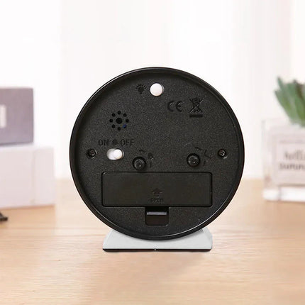 Tichý analogový budík na noční stolek