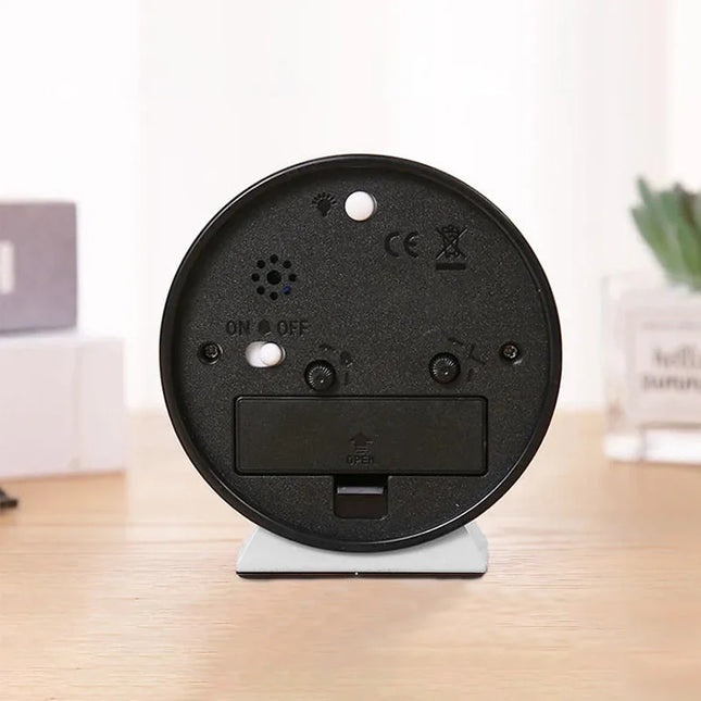 Tichý analogový budík na noční stolek