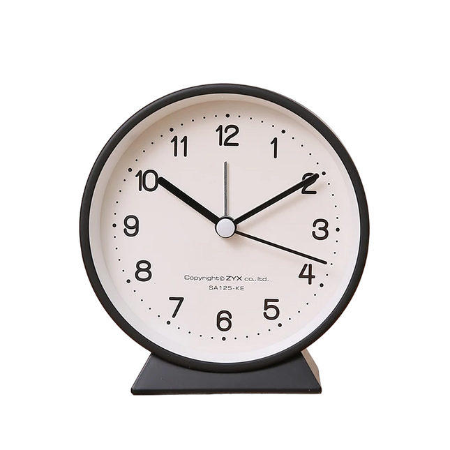 Tichý analogový budík na noční stolek