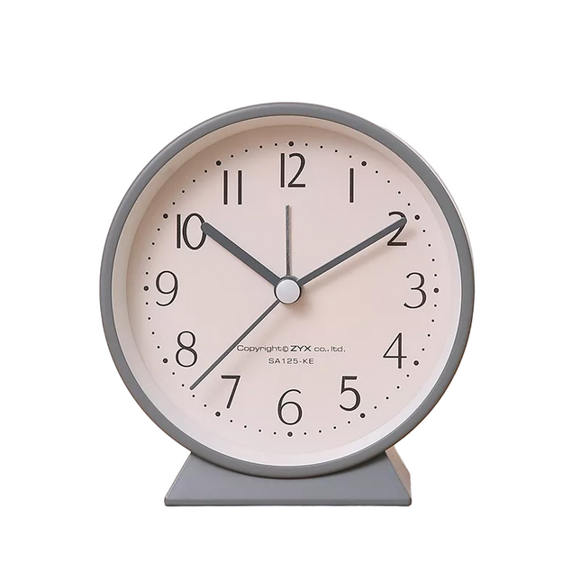 Tichý analogový budík na noční stolek