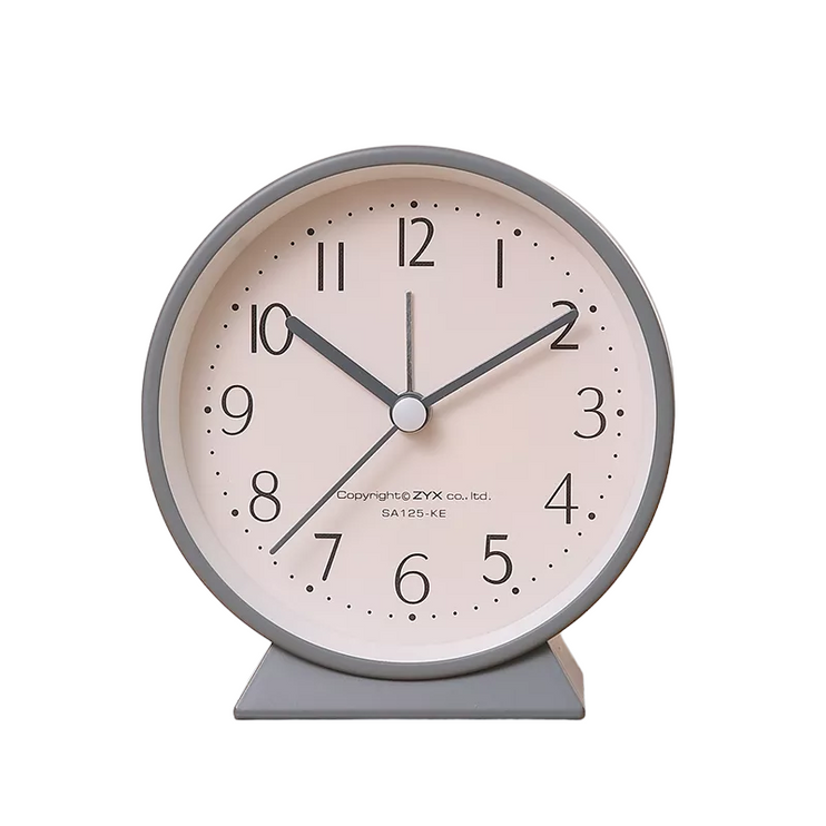 Tichý analogový budík na noční stolek