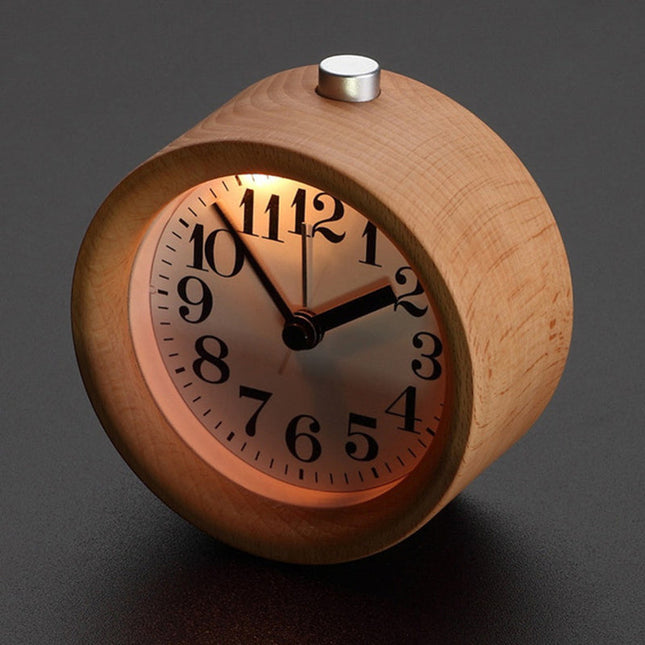 Kulatý analogový budík v dřevěném provedení