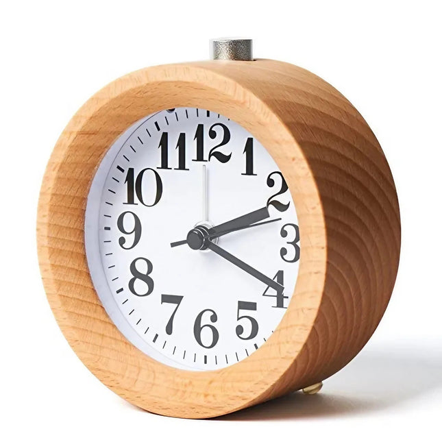 Kulatý analogový budík v dřevěném provedení