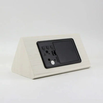 Bílý dřevěný digitální budík moderní