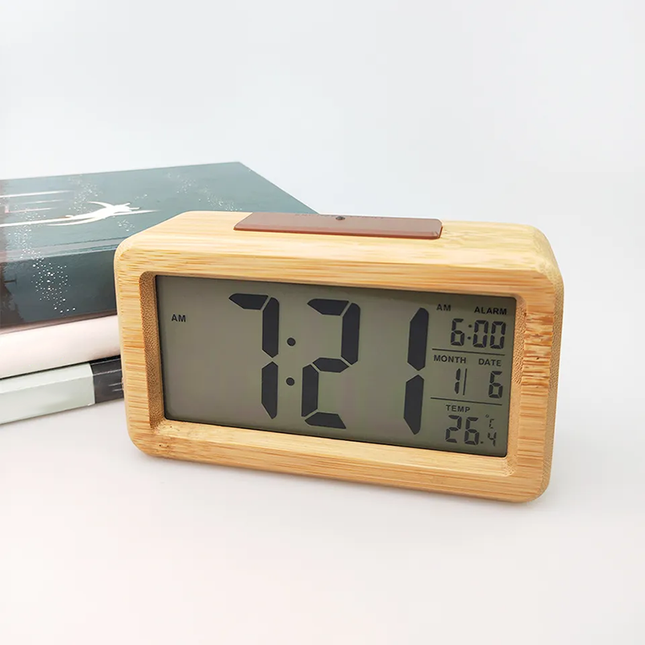 Dřevěný digitální budík s velkým displejem