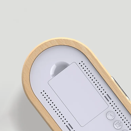 Dřevěný LED budík se zrcadlovým efektem