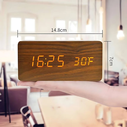 Světle dřevěný LED digitální budík