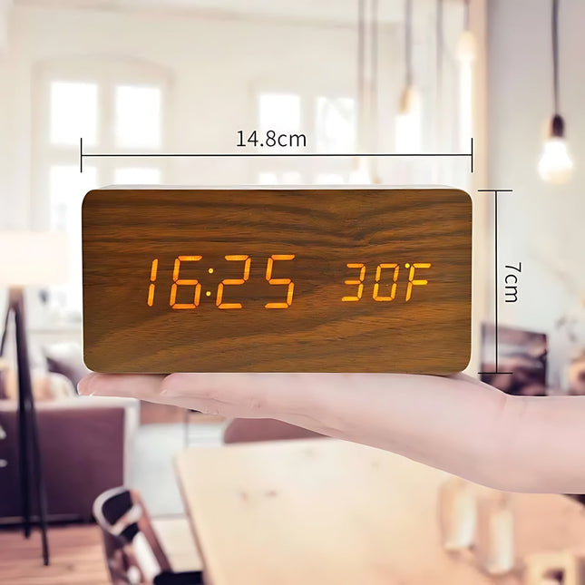 Světle dřevěný LED digitální budík