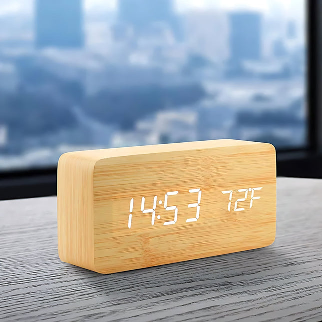 Světle dřevěný LED digitální budík