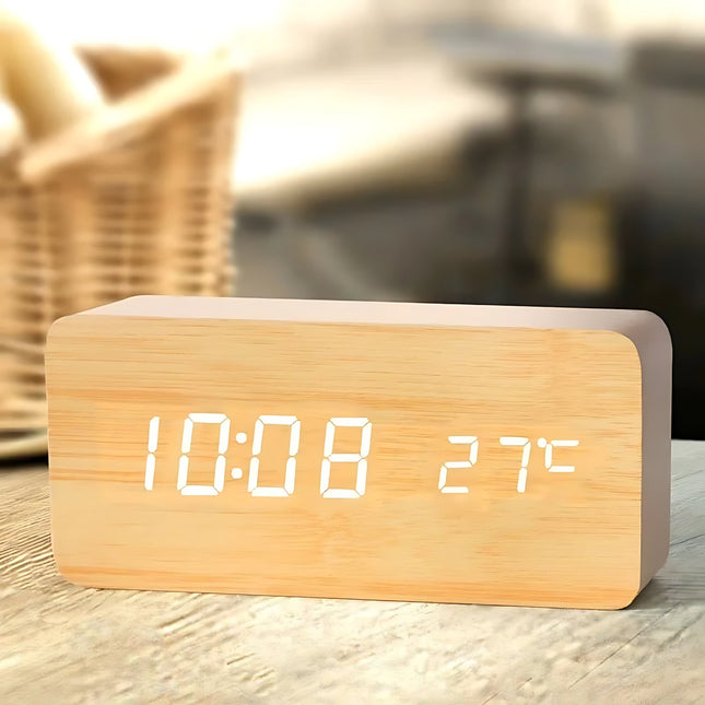Světle dřevěný LED digitální budík