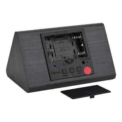 Černý dřevěný budík s bílým displejem