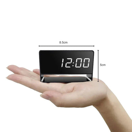 Budík se skrytou Full HD kamerou