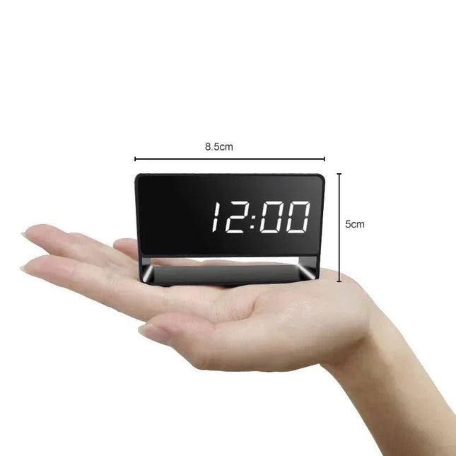 Budík se skrytou Full HD kamerou