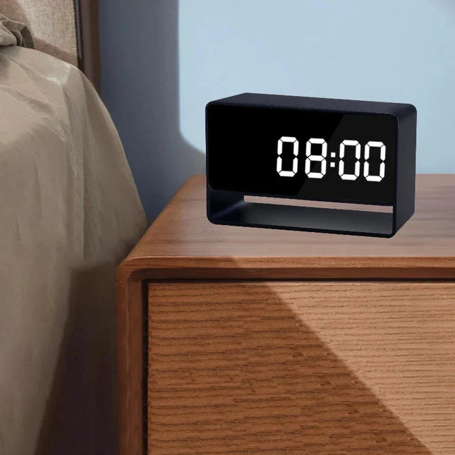 Budík se skrytou Full HD kamerou