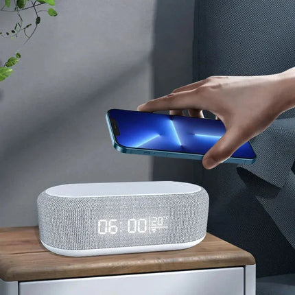 Designový budík s bezdrátovou indukční nabíječkou