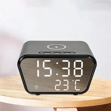 Chytrý budík s bezdrátovou nabíječkou telefonů