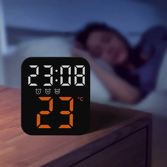 Cestovní LED budík se svítícím displejem